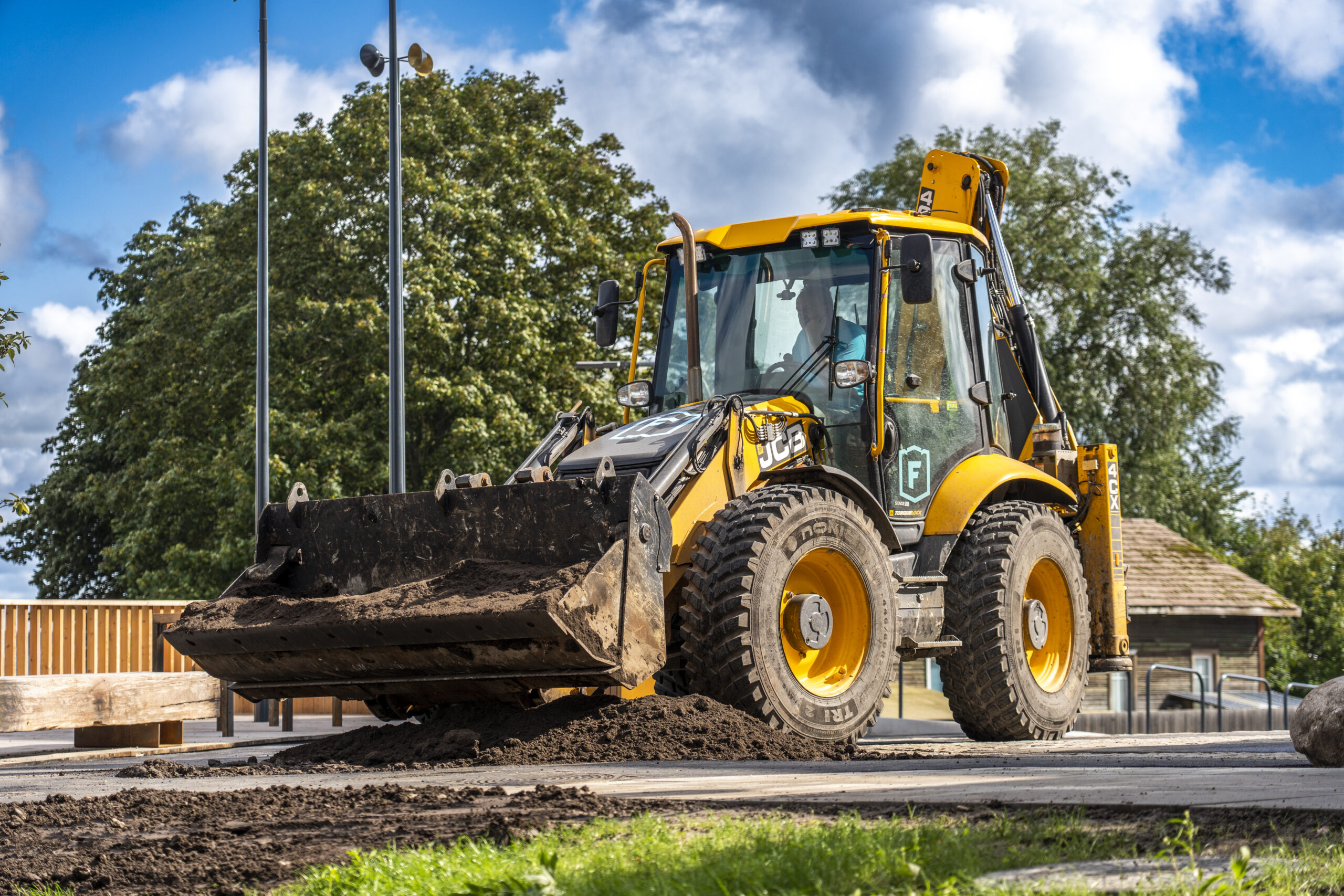 Kaevetööd on olulised nii ehitus-, haljastus- kui ka infrastruktuuriprojektide puhul. Tallinnas kaevetöid tehes tuleb aga arvestada erinevate regulatsioonidega.